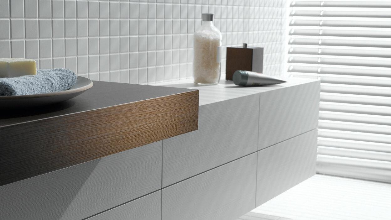 Waschtischunterschrank Detailaufnahme Detailaufnahme eines weißen Waschtischunterschrankes mit dunkler Waschtischplatte