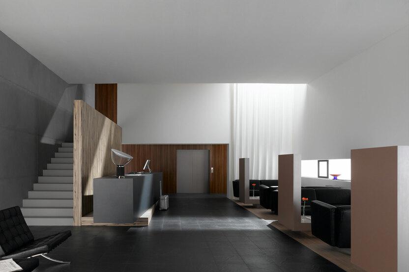 Hotelappartment Untergeschoss mit Holzmobiliar Hotelappartment Untergeschoss mit Holzmobiliar, dunklem Parkett und Treppenaufstieg