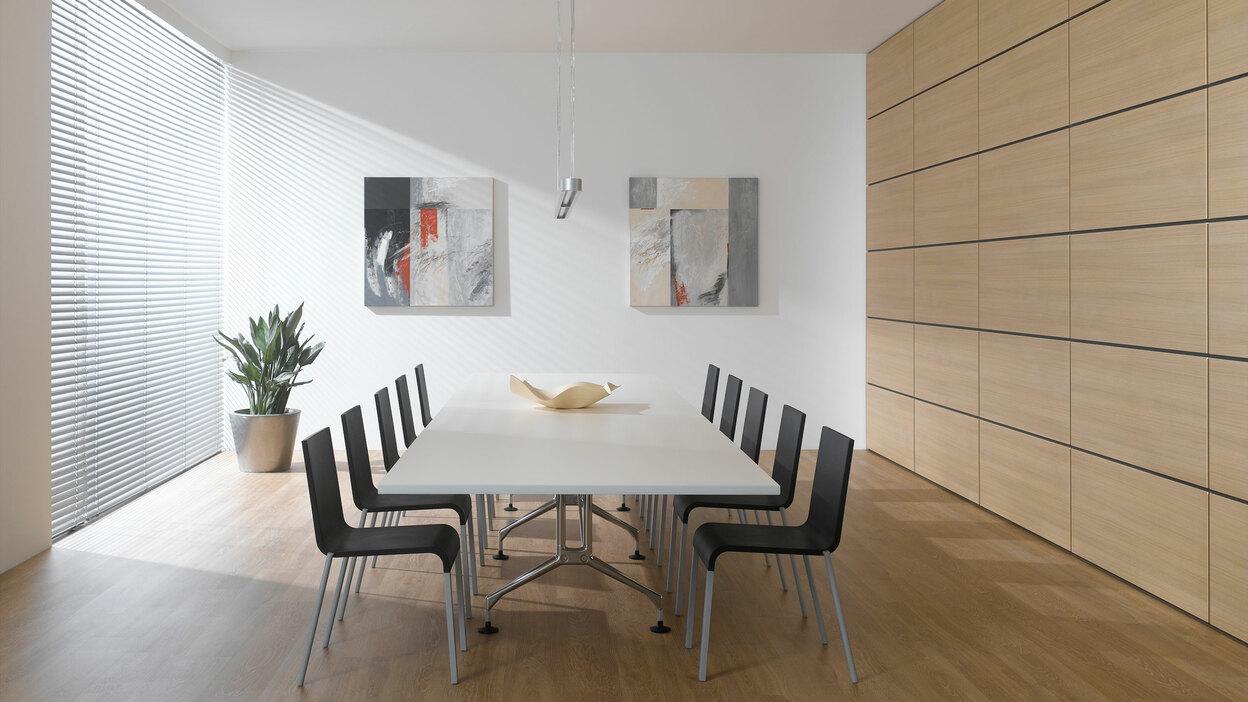 Impression eines Konferenzraumes im Hotel Impression eines Konferenzraumes im Hotel mit Einbauschrank aus Massivholz und weißem Konferenztisch