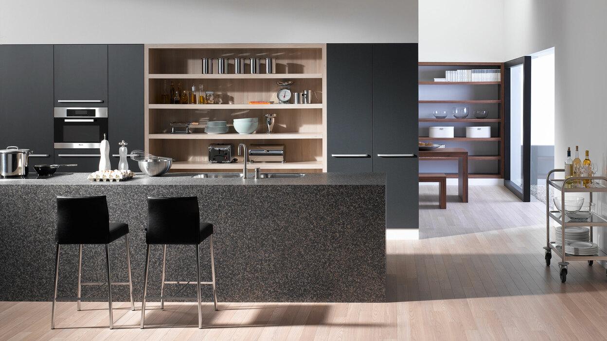 Impression einer offenen Küche mit Küchentheke Impression einer offenen Küche mit Küchentheke in dunkler Anthrazit-Lackierung