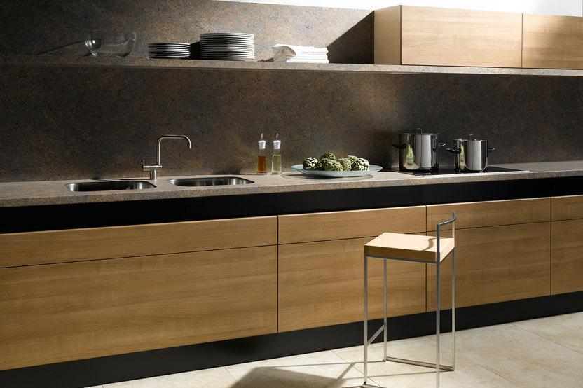 Küchenzeile aus Massivholz mit schwarzer Arbeitsplatte, Spülbecken und Wandregal