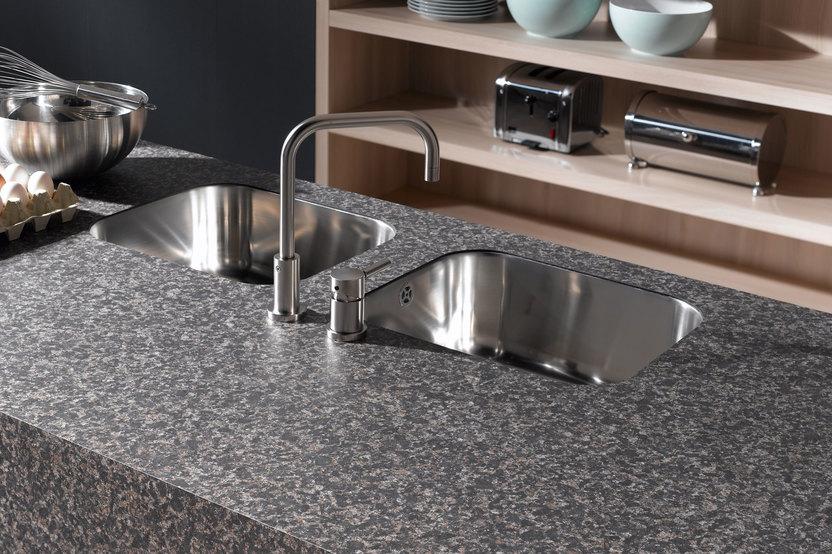Detailaufnahme einer Arbeitsplatte in Steinoptik mit integriertem Doppelspülbecken