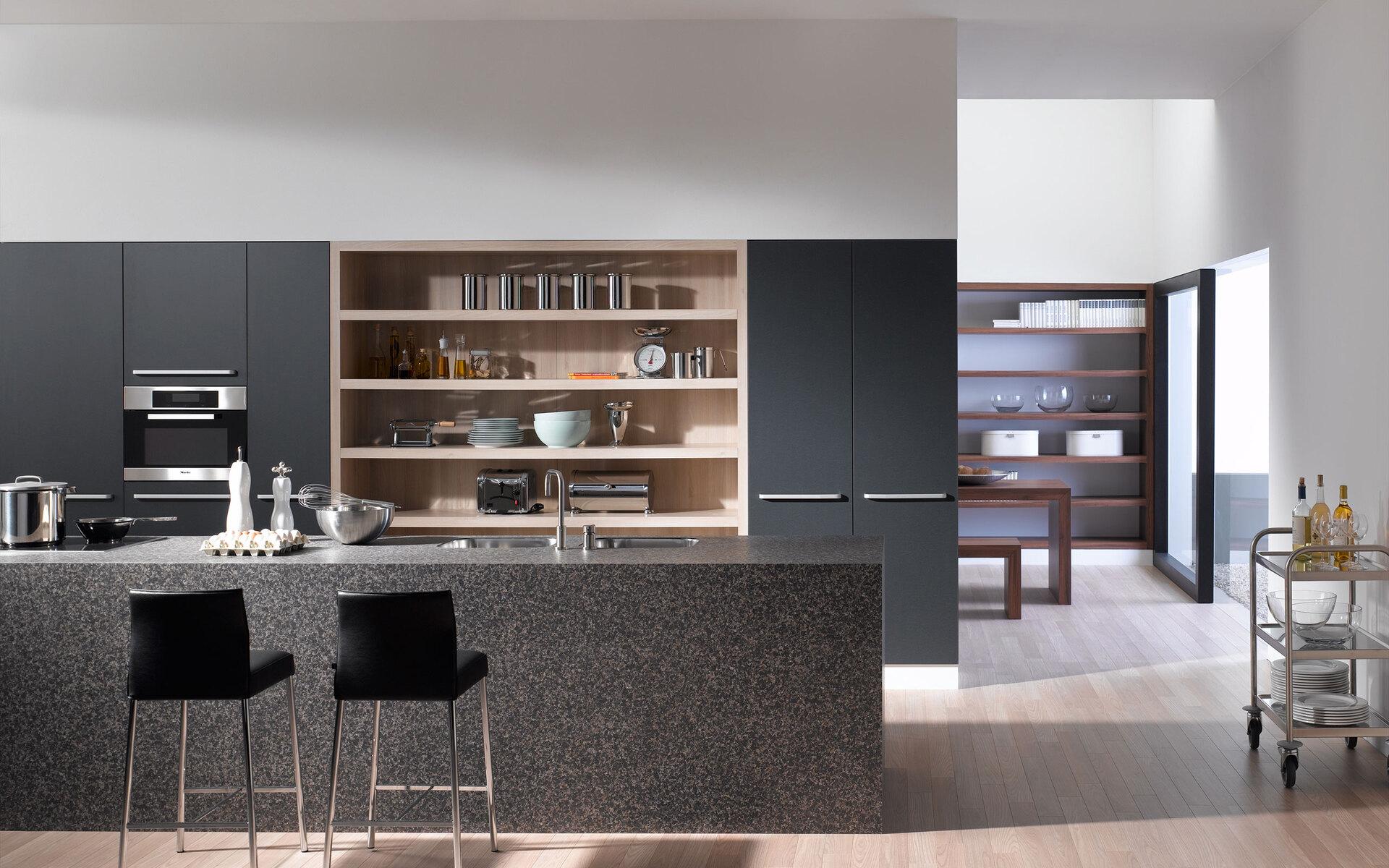 Impression einer offenen Küche mit Küchentheke Impression einer offenen Küche mit Küchentheke in dunkler Anthrazit-Lackierung