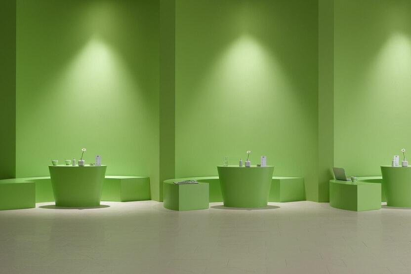 Impressionen eines Ladenbaus in Grün Grüne Einrichtung als Ladenimpressionen mit Sitzmöglichkeiten und indirekter Wandbeleuchtung.