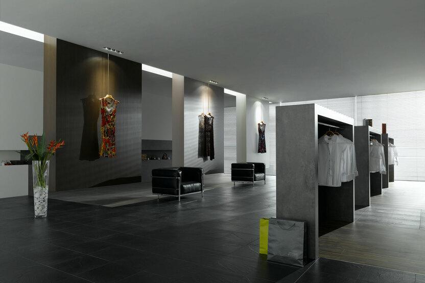 Impressionen eines Designerladens für Bekleidung Impressionen eines hochwertigen Bekleidungsladens mit Weitläufigkeit und Einrichtung in Betonoptik