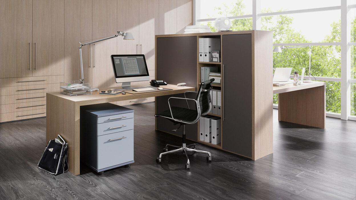 Impression von freistehenden Büromöbeln Impression von freistehenden Büromöbeln in L-Form mit hellem Einbauschrank im Hintergrund