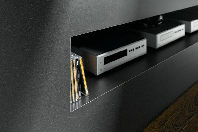 Detailaufnahme einer TV-Trennwand und innenliegendem Regal für Receiveraufbewahrung