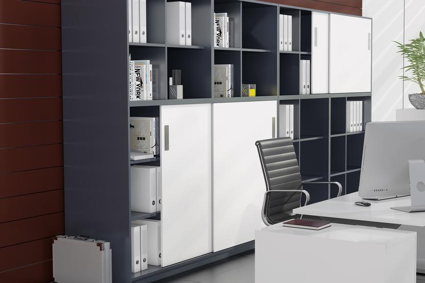 Büroimpressionen mit Fokus auf offenes Regalsystem Büroimpressionen mit Fokus auf dunkles offenes Regalsystem in Kombination mit weißen Schiebetüren